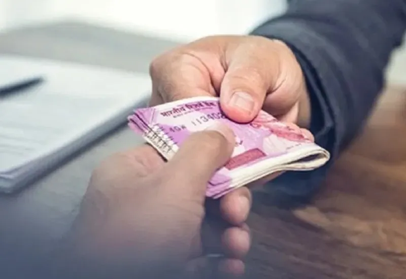 मुरादाबाद : एंटी करप्शन टीम ने बिजलीकर्मी को 10,000 रुपये रिश्वत लेते दबोचा