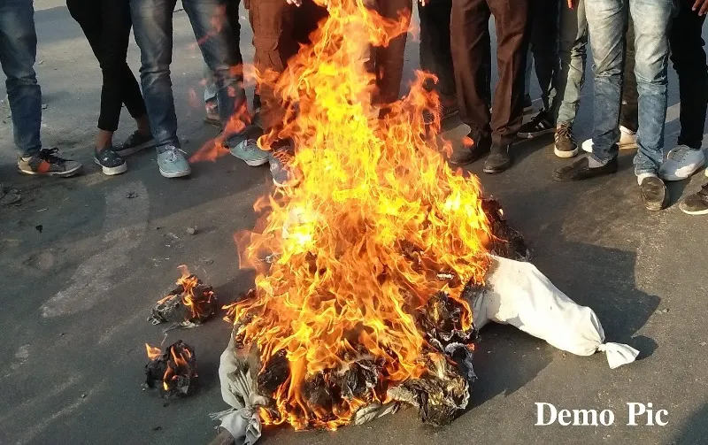 बाजपुर: कुश्ती संघ के अध्यक्ष का पुतला किया दहन 