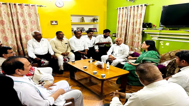 सुलतानपुर: कादीपुर कोर्ट स्थानांतरण पर गुस्से में अधिवक्ता, डीएम और सांसद को दिया ज्ञापन