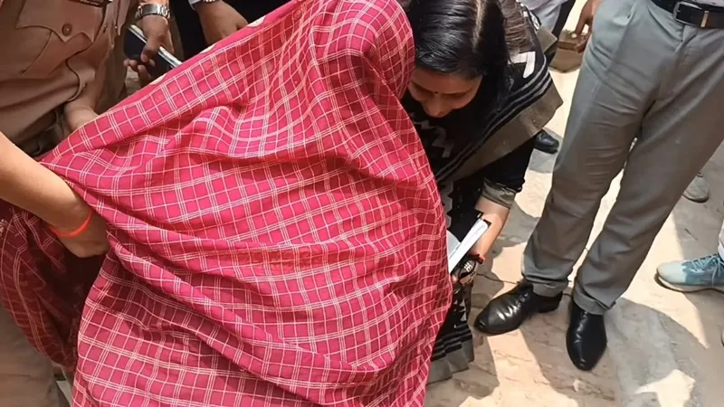 बहराइच: डीएम के पैरों पर गिरी महिला, बोली- 35 हजार खर्च हो गए लेकिन नायब तहसीलदार के कोर्ट से नहीं मिला न्याय, देंखें Video