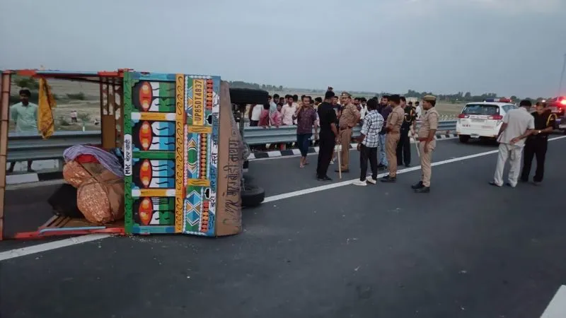 Etawah Accident : बुंदेलखंड एक्सप्रेस वे पर हादसा, पिकअप अनियंत्रित होकर डिवाइडर से टकराई, दो कलाकारों की मौत