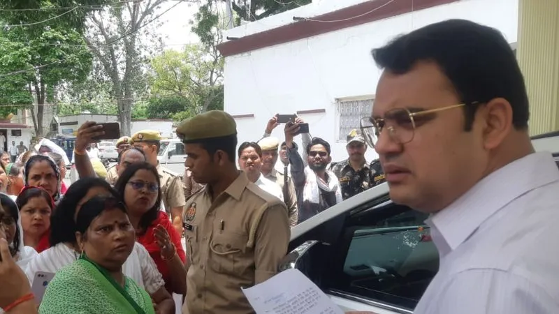 Etawah News: तीन दिन से धरने पर बैठी महिलाओं ने डीएम को घेरा, रास्ता खुलवाने की मांग