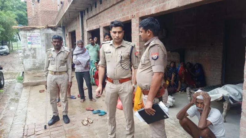 Etawah Murder: पिता ने बेटे को कुल्हाड़ी से काट डाला, आरोपी बोला- नहीं मारता तो पोते और पोती को मार देता