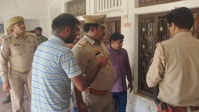 Theft In Etawah: छत पर सोते रहे परिजन, 35 लाख समेट ले गए चोर, पुलिस जांच में मामला निकला संदिग्ध