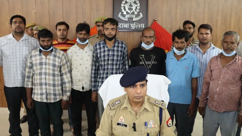 Etawah: बर्तन के गोदाम में चोरी का खुलासा, पुलिस ने माल समेत छह को पकड़ा, टीम को 10 हजार रुपये देकर किया सम्मानित