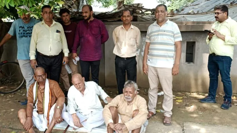 Etawah News : फंदे पर लटका मिला विवाहिता का शव, परिजन बोले- मारपीट के बाद हत्या की गई