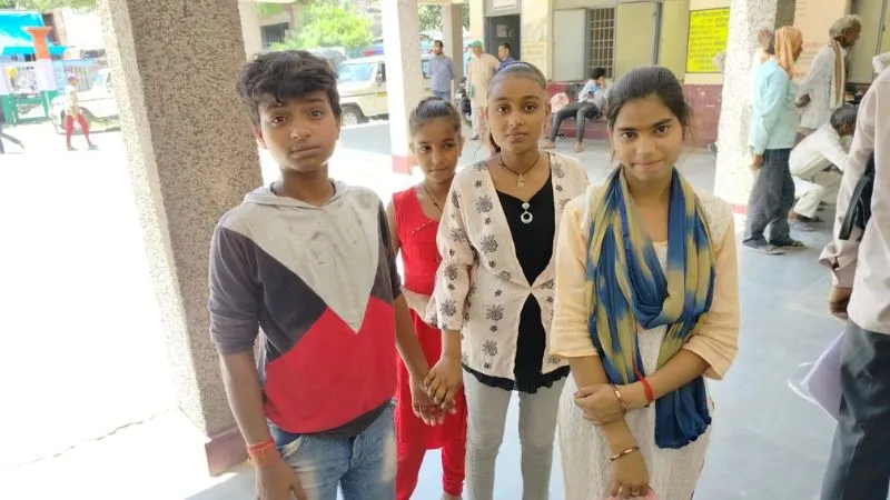 Farrukhabad: पढ़ाई छूटी, पेट पालना मुश्किल, कैसे भरे बिल, कोरोना से मां-पिता की मौत के बाद यह दर्द उनके बच्चों का
