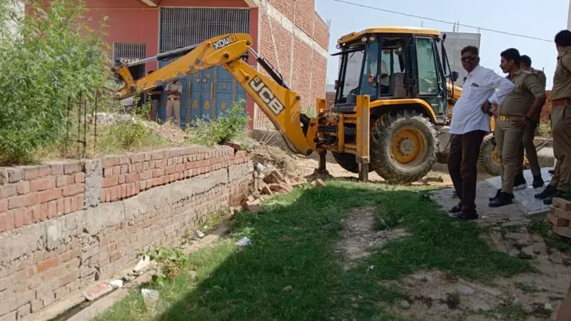 Farrukhabad News : मकान पर बुलडोजर का साया देख फफक कर रो पड़ी महिलाएं, जानें- पूरा मामला