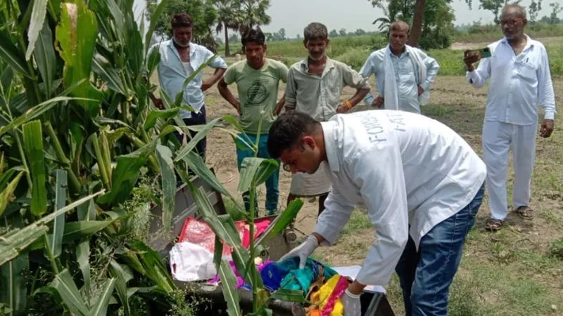 Farrukhabad Theft: चोरों ने दो घरों से उड़ाई नगदी व जेवर, घर से उठा ले गए बक्से, पास में मक्का के खेत में डाला