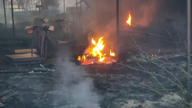 Fatehpur Fire News : मंडी समिति में शार्ट सर्किट से लगी आग, लाखों का सामान जलकर राख