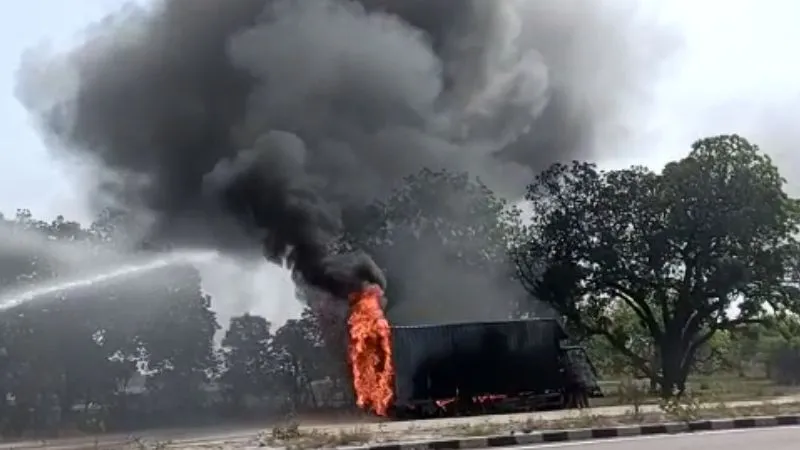 Fatehpur Fire : कंटेनर में आग लगने से मची अफरा-तफरी, पेंट लाद कर कानपुर से जा रहा था वाराणसी