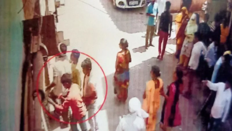 Fatehpur News : मकान कब्जाने पहुंचे उपद्रवियों ने लाल मिर्च उड़ा चलाए पत्थर, आधा घंटा तक मचाया ताडंव