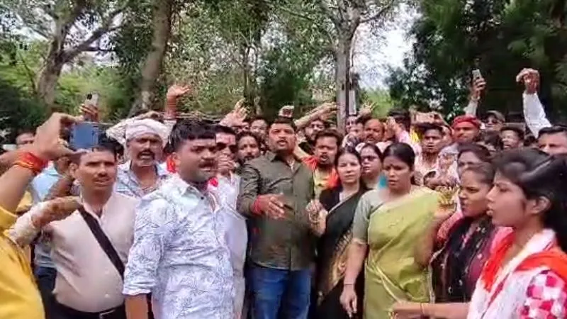 Fatehpur News: बिटिया की मौत पर उबाल, धरना देकर प्रर्दशन, दो घंटे गूंजता रहा कलक्ट्रेट परिसर