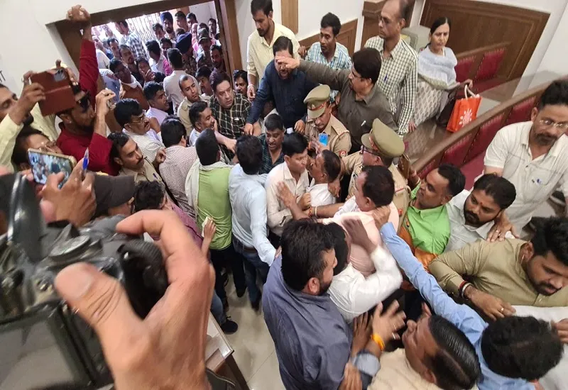 नगर निगम बोर्ड की बैठक : पार्षद और सफाई कर्मचारियों में हाथापाई के बाद सदन स्थगित, पुलिस ने संभाले हालात