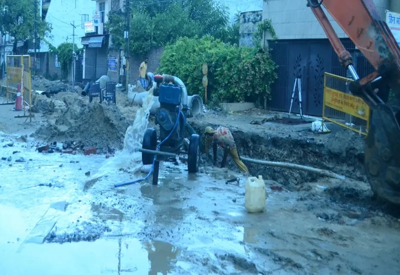 मुरादाबाद : अधिकारियों के निर्देश बेअसर, सीवेज पाइपलाइन डालने के कार्य में ढिलाई पड़ रही भारी