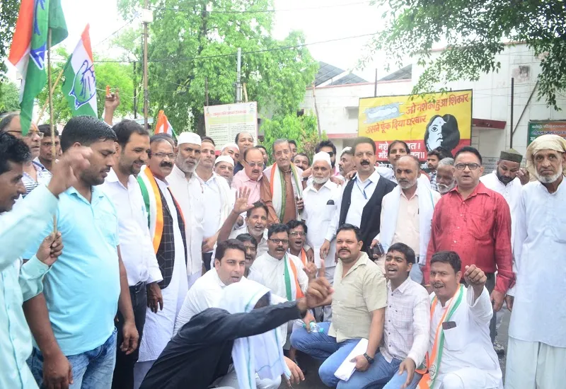 मुरादाबाद : कांग्रेसियों ने कलेक्ट्रेट पर किया प्रदर्शन, की जर्जर सड़कों को ठीक कराने की मांग 