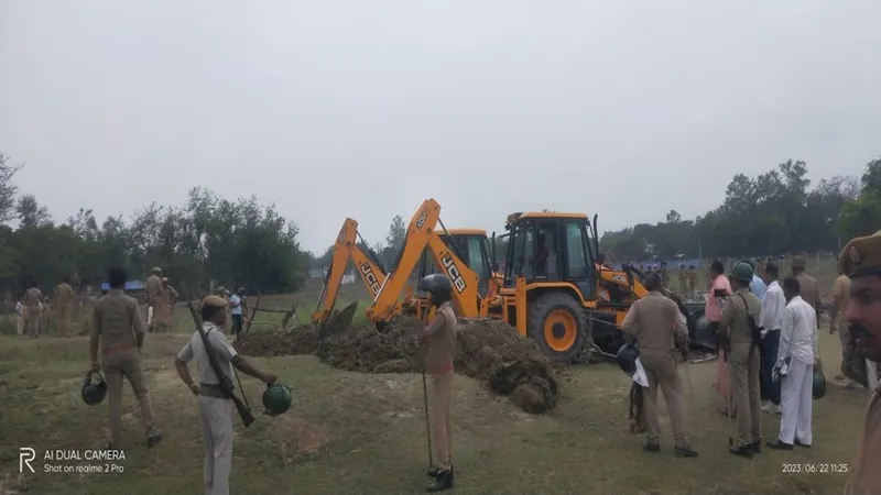 गोंडा: ढाई साल से धरनारत किसानों को मिला दोगुना मुआवजा व जमीन के बदले जमीन