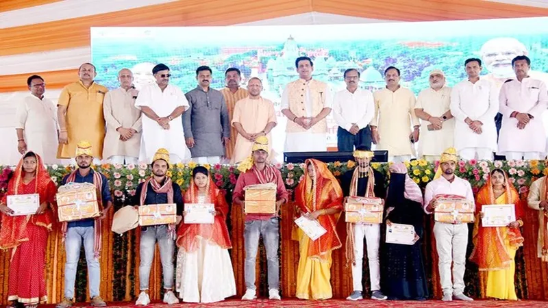 सीएम योगी ने 1500 नवजोड़ों को दिया आशीर्वाद, कहा- डबल इंजन की सरकार नारी गरिमा की रक्षा लिए मिशन मोड में कर रही काम