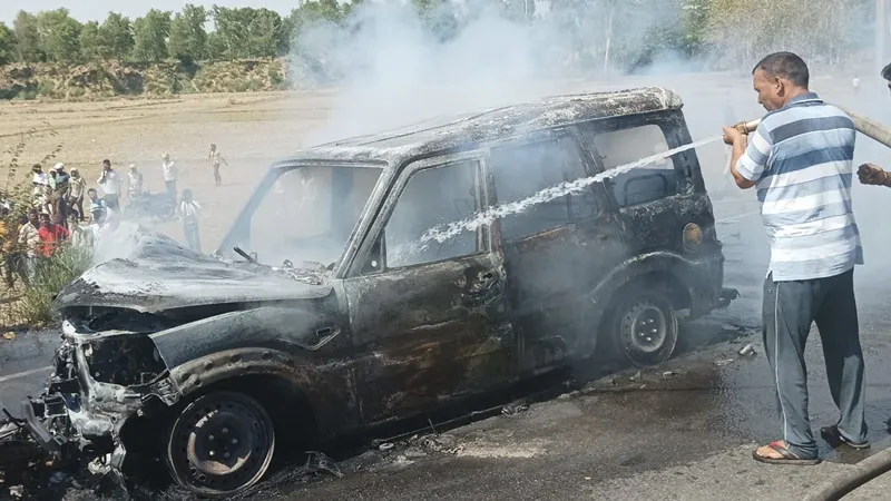 बहराइच में भीषण हादसा: स्कॉर्पियो और बाइक की भिड़ंत में तीन जिंदा जले, दो की दर्दनाक मौत, देखें Video