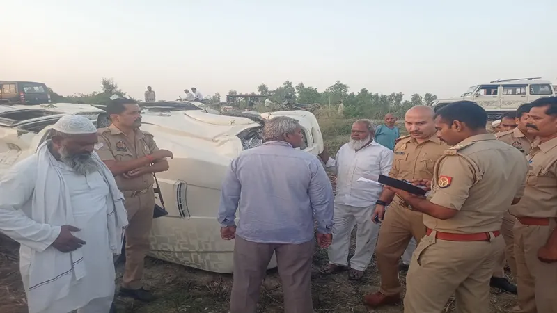 बहराइच में भीषण हादसा: टायर फटने से पलटी स्कॉर्पियो, एक महिला की मौत, 13 घायल