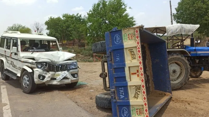 Hamirpur Accident : ट्रैक्टर ट्राली से भिड़ी बोलेरो कार सवार बाल-बाल बचे, एयरबैग भी खुल गए