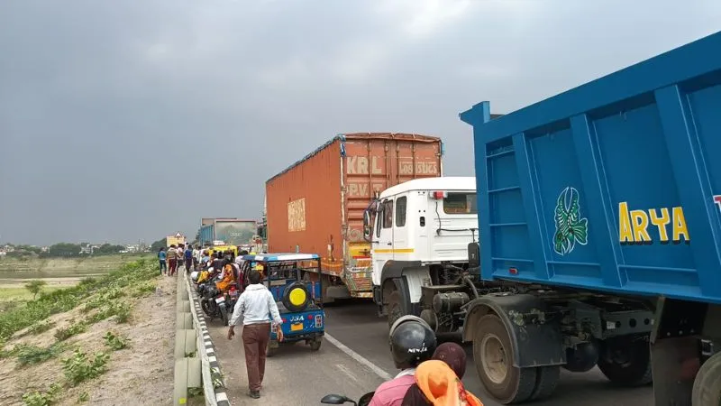 Hamirpur News : कानपुर सागर हाईवे पर ट्रक खराब होने से लगा जाम, राहगीरों के छूटे पसीने, दूर तक नहीं दिखी पुलिस
