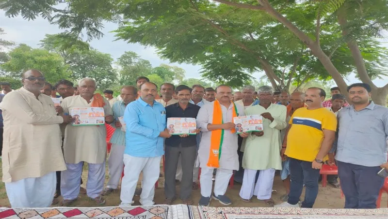 हरदोई: सांसद ने साण्डी और गोपामऊ के बूथ के यूथ से मिलाया हाथ