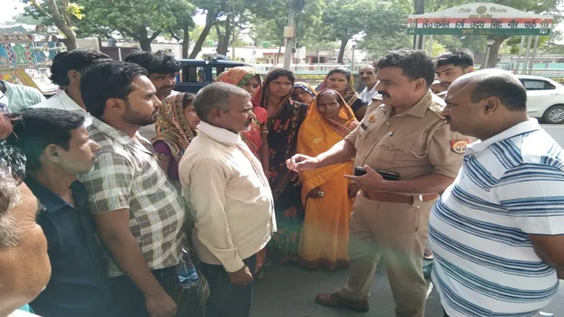  हरदोई: दहेज की बलि चढ़ी एक और बेटी, पिता का आरोप- बाइक और चेन न देने पर बेटी को उतारा मौत के घाट 