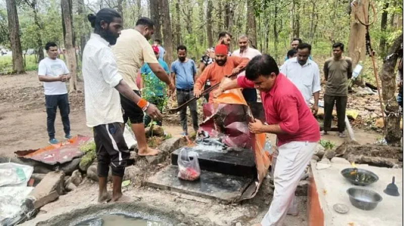 देहरादून: प्राचीन शिव मंदिर को तोड़ने पर भड़के लोग, भारी पुलिसबल तैनात 
