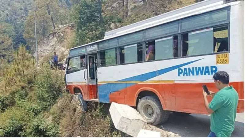 टिहरी: पैराफिट तोड़ते हुए आधी बस झूली हवा में, सवारियों की डर से सूखी जान