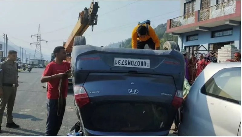 टिहरी: ऋषिकेश-गंगोत्री हाईवे में डॉक्टर की कार पलटकर हुई दुर्घटनाग्रस्त, 4 लोग घायल 