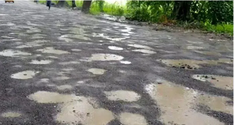 हल्द्वानी: जांच के लिए खोदे गड्ढे, पाटना भूला लोनिवि 