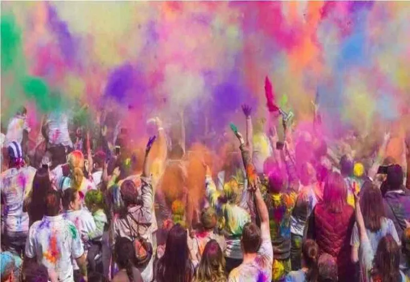 Holi Ban In Pakistan : पाकिस्तान में कड़े विरोध के बाद विश्वविद्यालयों में होली मनाने पर बैन का फैसला वापस