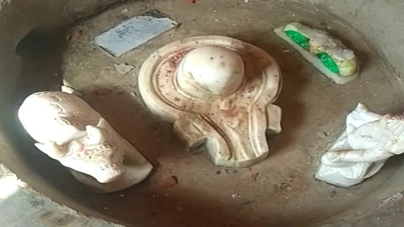संभल: युवक ने रात के अंधेरे में मंदिर में देव प्रतिमा तोड़ीं, ग्रामीणों में रोष 