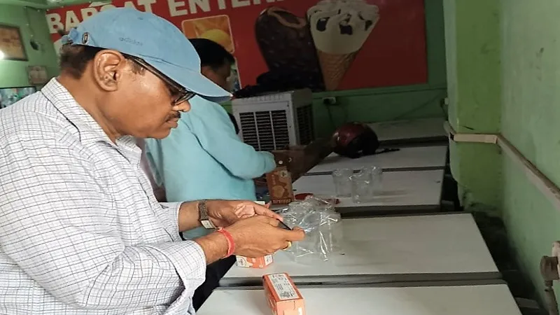 मुरादाबाद : पीतल नगरी डिपो पर खाद्य सुरक्षा विभाग की छापेमारी, कैंटीन से लिया नमूना