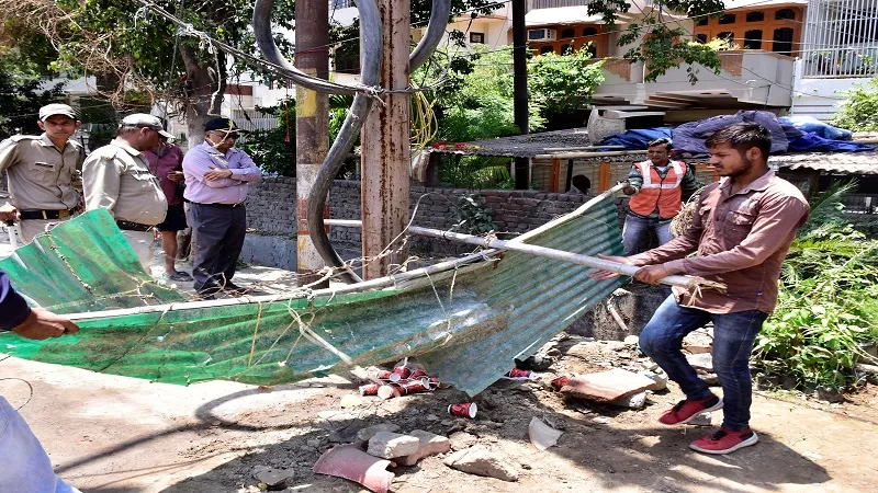 मुरादाबाद : स्थायी अवैध निर्माण तोड़कर अतिक्रमण हटाने से परहेज, ठेले वालों को भगाया