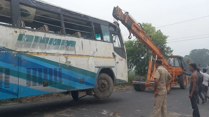 संभल: चालक को नींद की झपकी आने से खंदक में पलटी बरातियों से भरी बस, 22 घायल