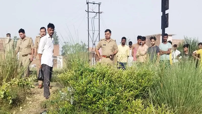 संभल: रेलवे लाइन किनारे स्थित दीवार के पास मिला ई-रिक्शा चालक का शव, तीन दिन से था लापता