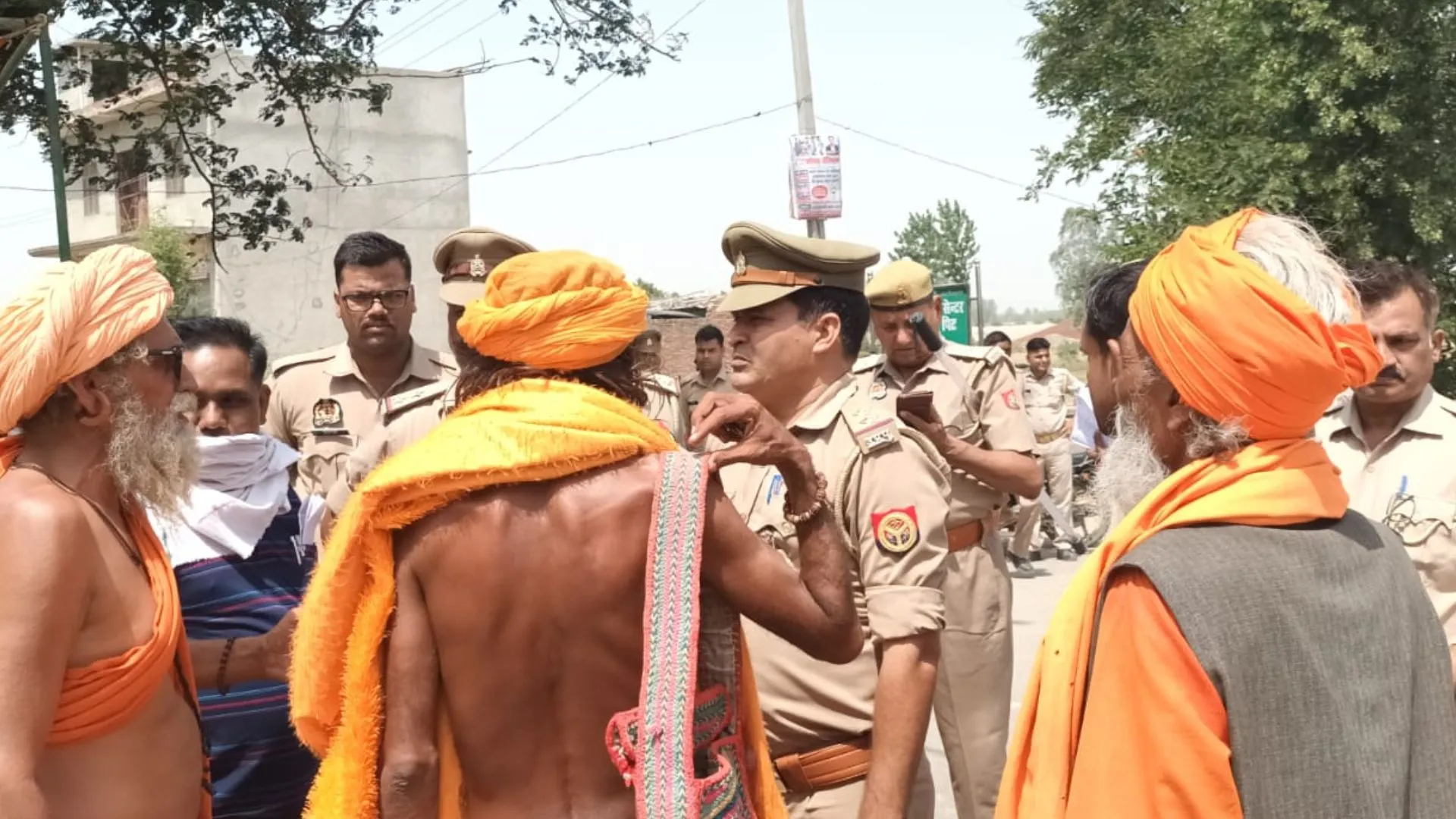 बरेली: तीन दिन से धरने पर बैठे बाबा का टूटा सब्र, लगाया अलीगंज-रमपुरा मार्ग पर जाम