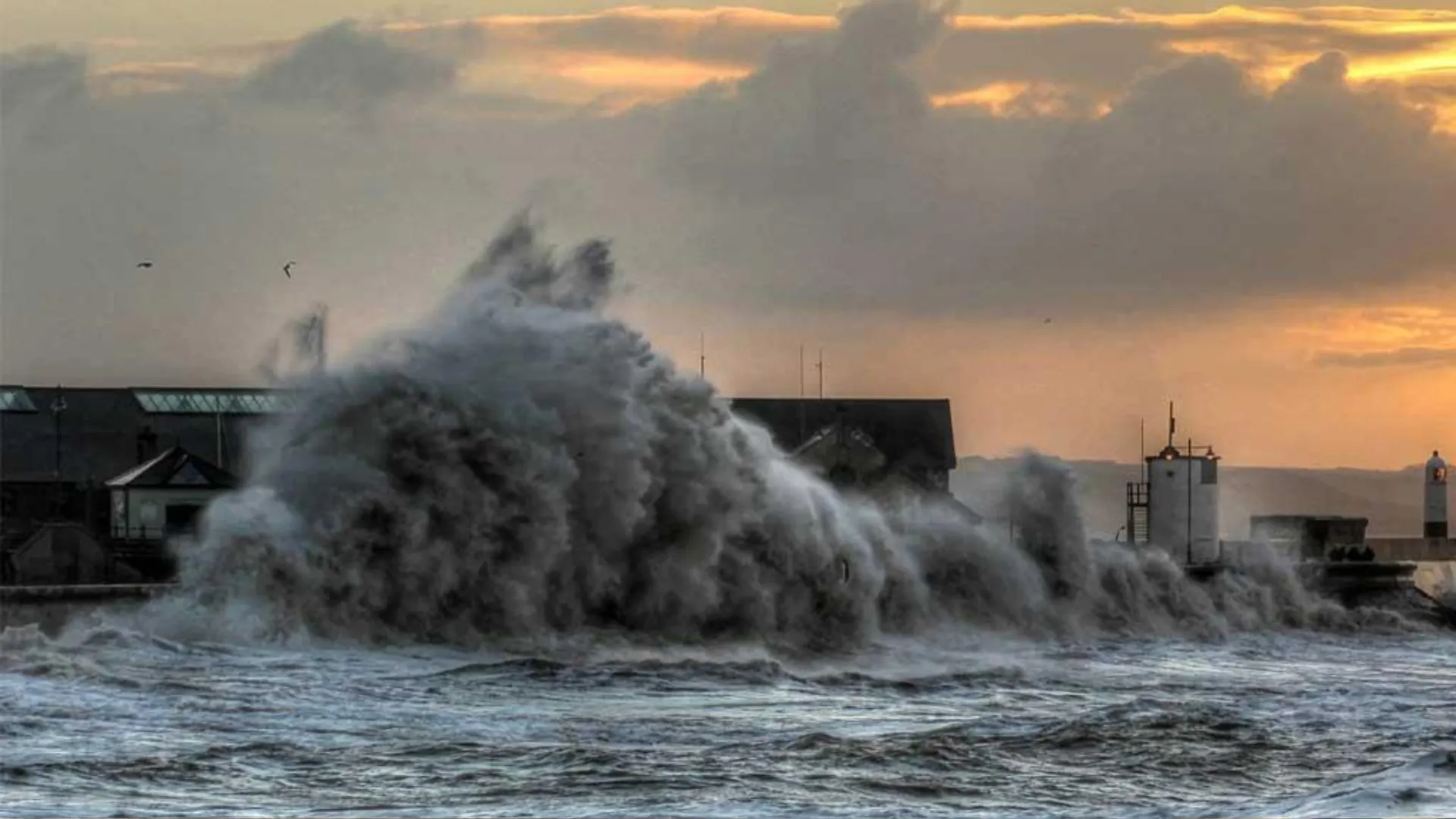 चक्रवाती तूफान बिपरजॉय गुजरात तट की ओर बढ़ा, सौराष्ट्र और कच्छ के तटों पर भारी बारिश