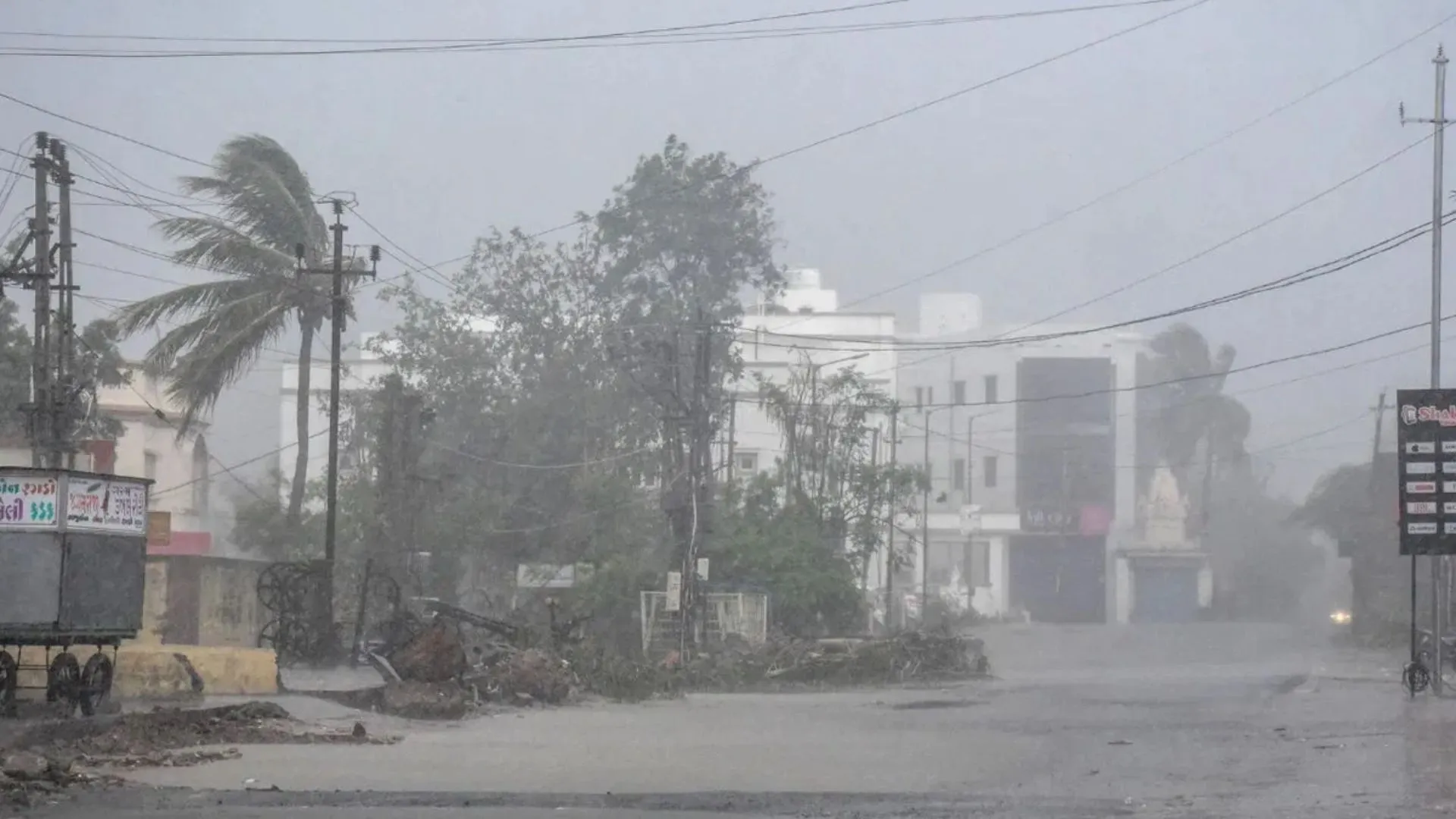 Cyclone Biparjoy: समुद्र से लैंड की तरफ बढ़ रहा 'बिपरजॉय', गुजरात के बाद अब राजस्थान में मचाएगा तबाही