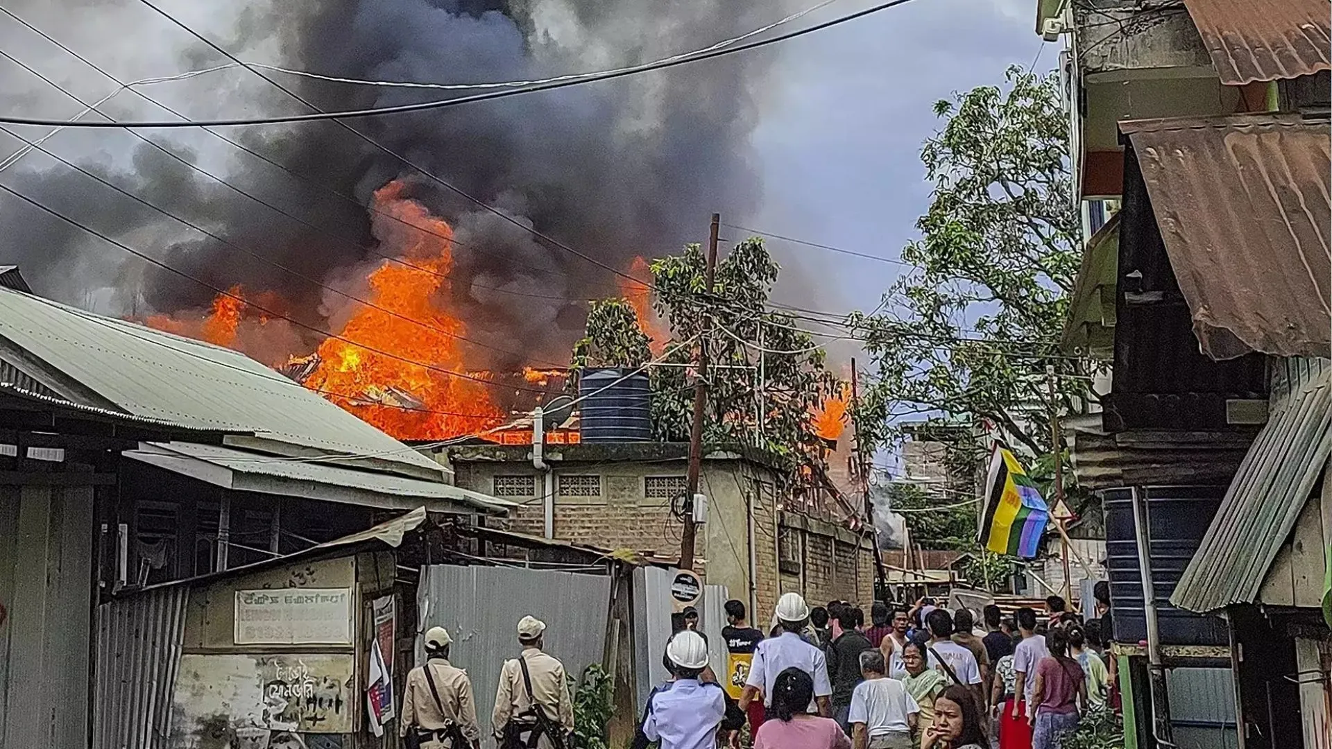 इंफाल में सुरक्षाबलों और भीड़ के बीच झड़प में दो घायल, भाजपा नेताओं के घर जलाने की कोशिश 