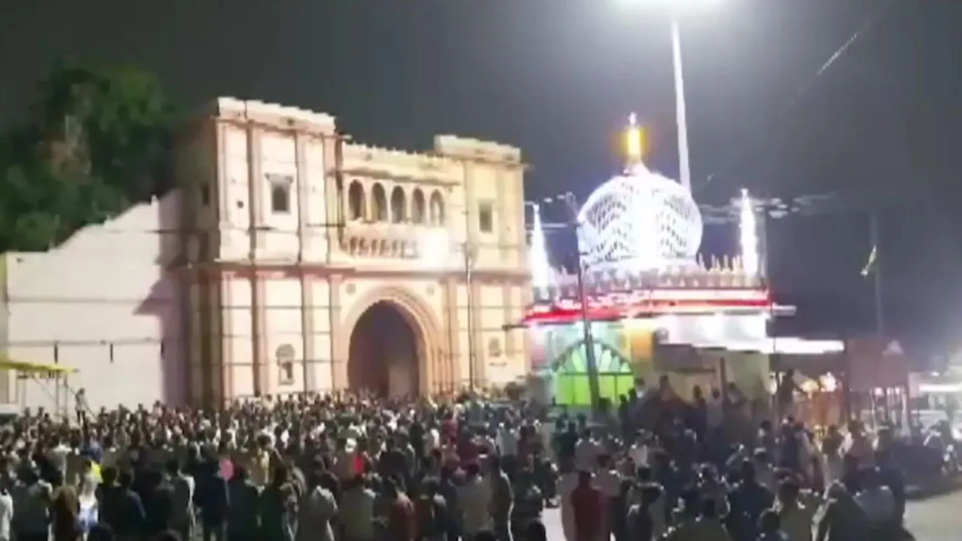 गुजरात: दरगाह गिराने के नोटिस पर भीड़ ने किया पथराव, एक की मौत, कई पुलिसकर्मी घायल, 174 हिरासत में 