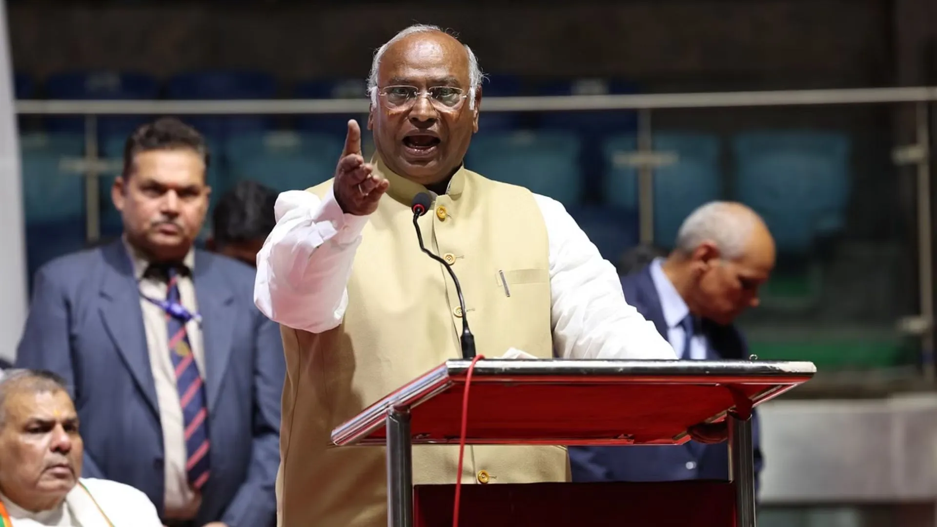 30 लाख पद रिक्त, लेकिन भर्ती के नाम पर युवाओं की आंख में धूल झोंक रही सरकार : खड़गे 