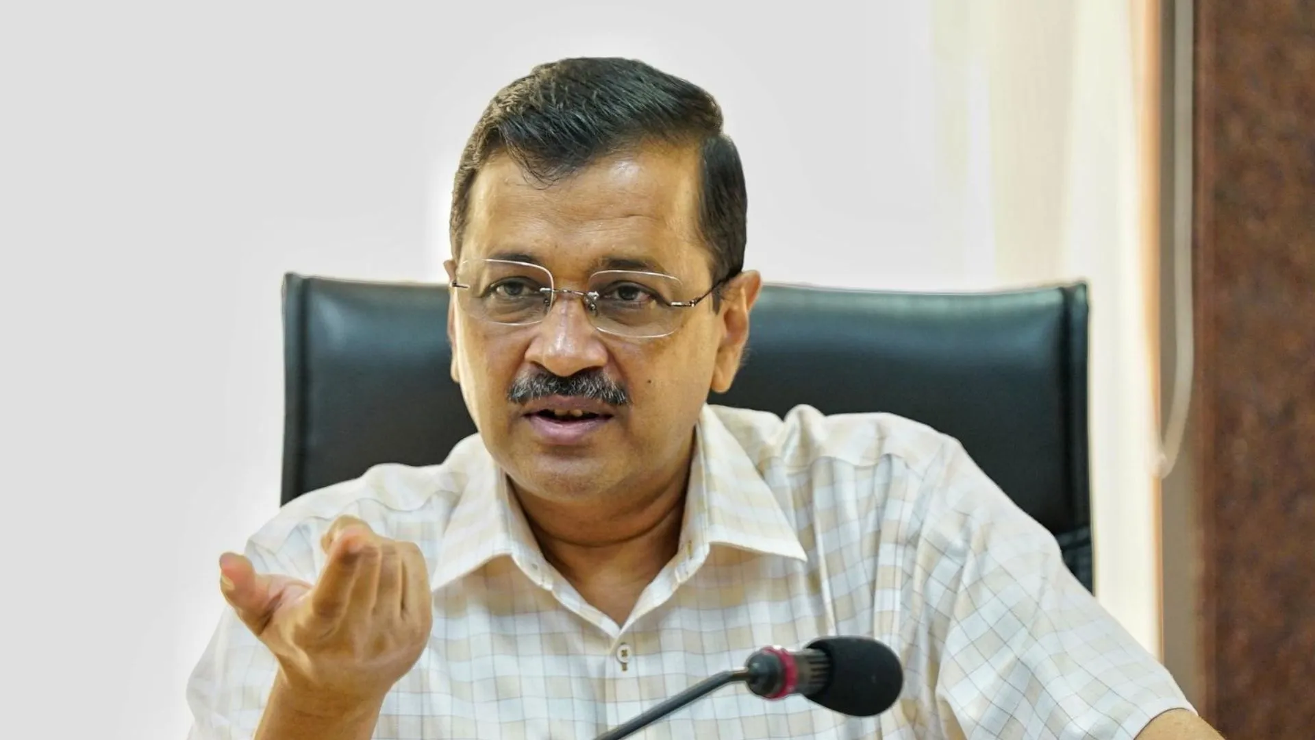 केजरीवाल ने केंद्र सरकार पर साधा निशाना, 'जिससे ट्रेन नहीं चलती, वो देश कैसे चलाएगा?'