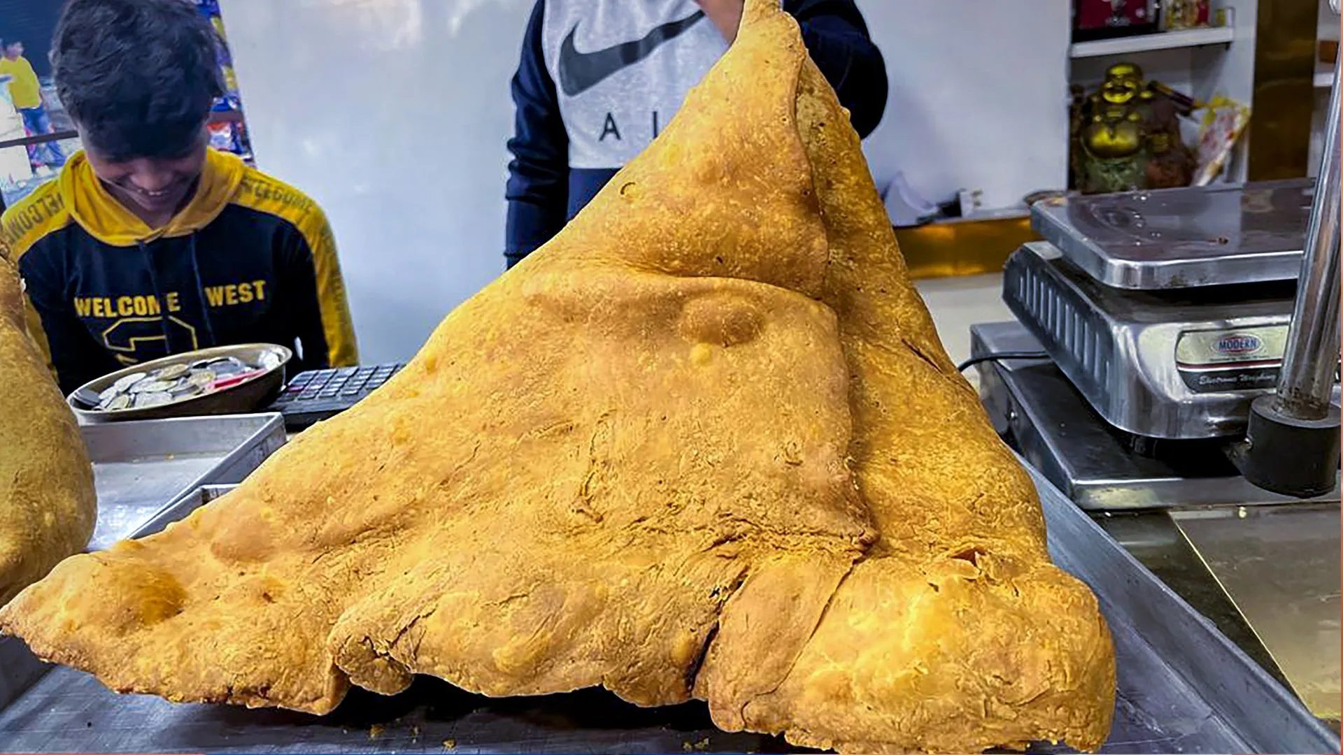 12 किलो का 'बाहुबली' समोसा...30 मिनट में खाइए, 71,000 रुपए जीतिए 