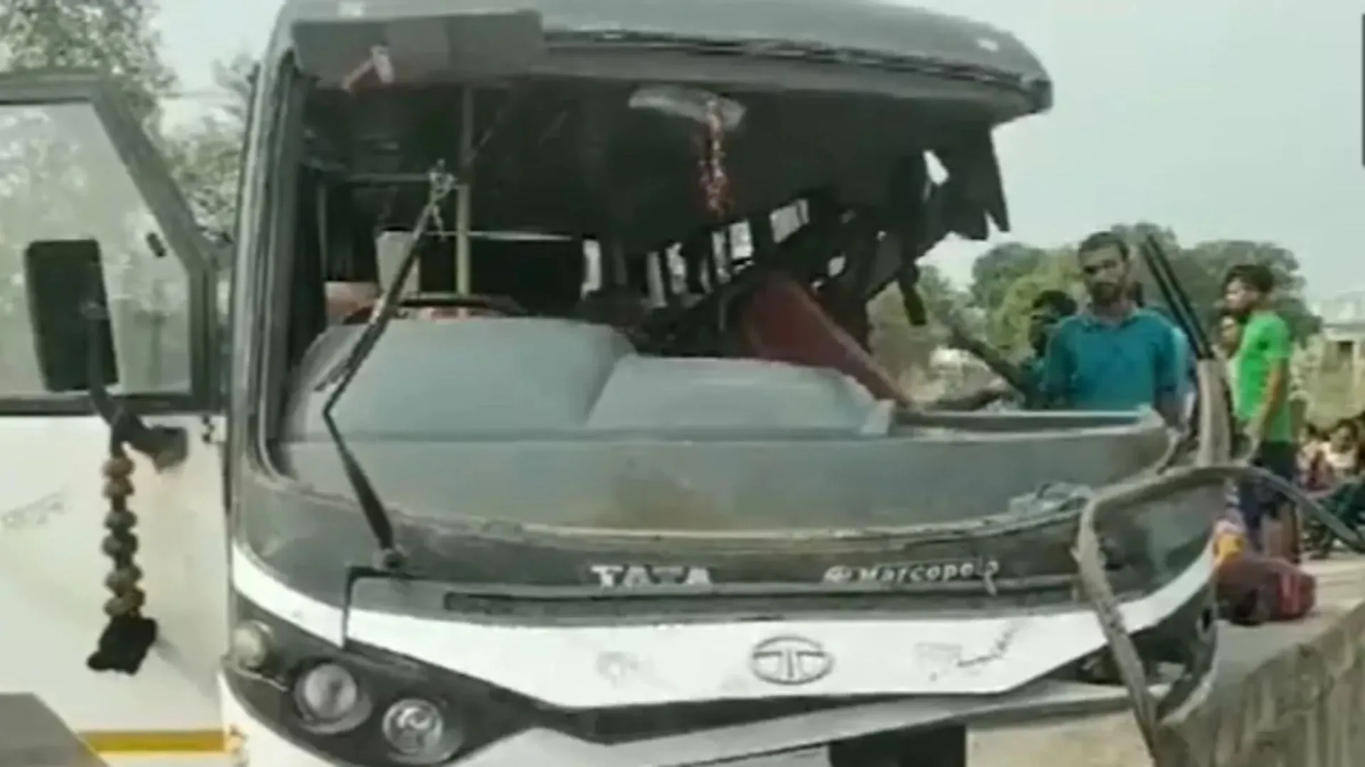 छत्तीसगढ़: यात्री बस अनियंत्रित होकर रैलिंग से टकराई, 26 यात्री घायल 