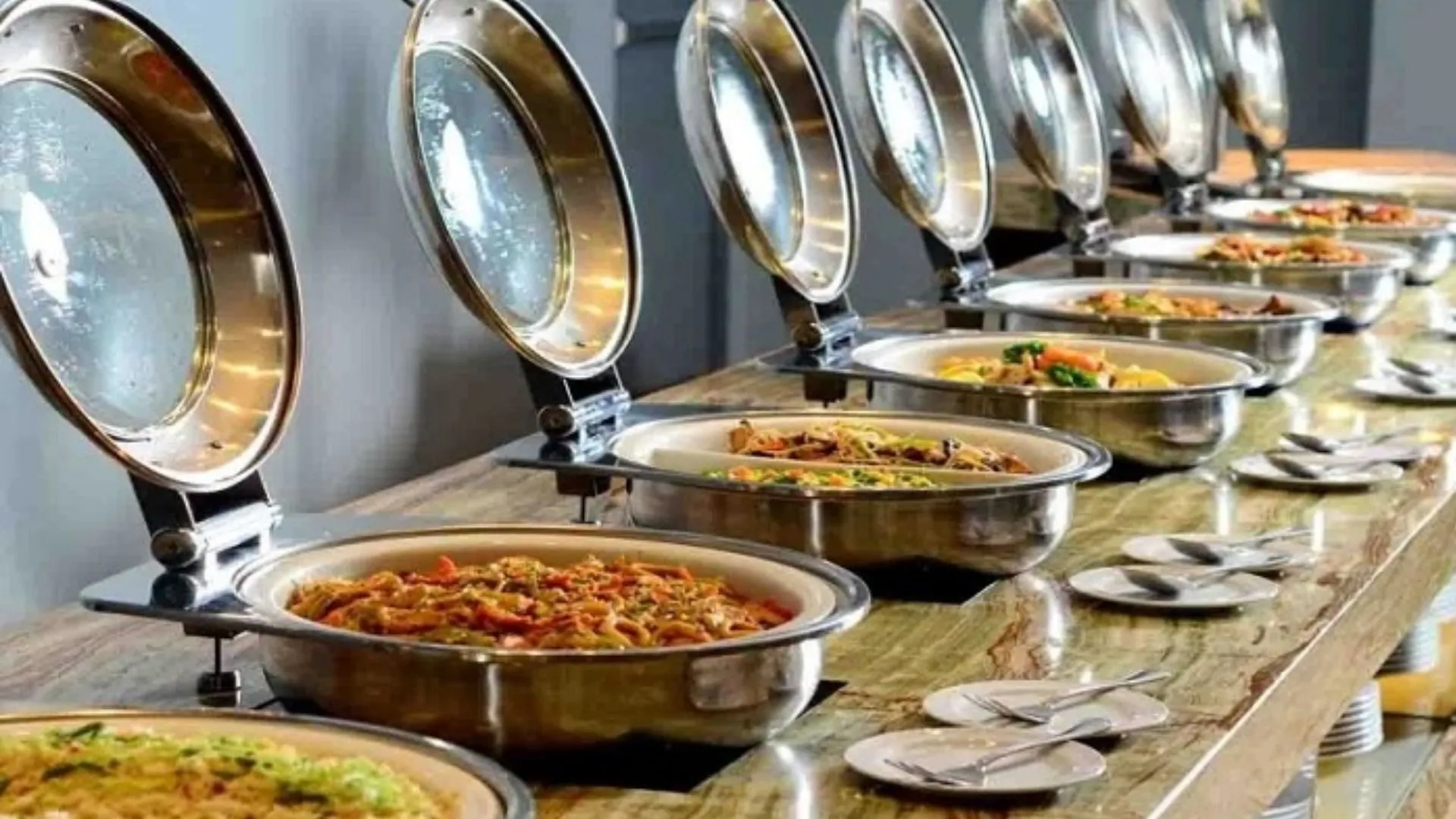 शादी में फ्री खाना खाने के चक्कर में आई शामत, लगी पिटाई...स्कूटर भी हुआ चोरी