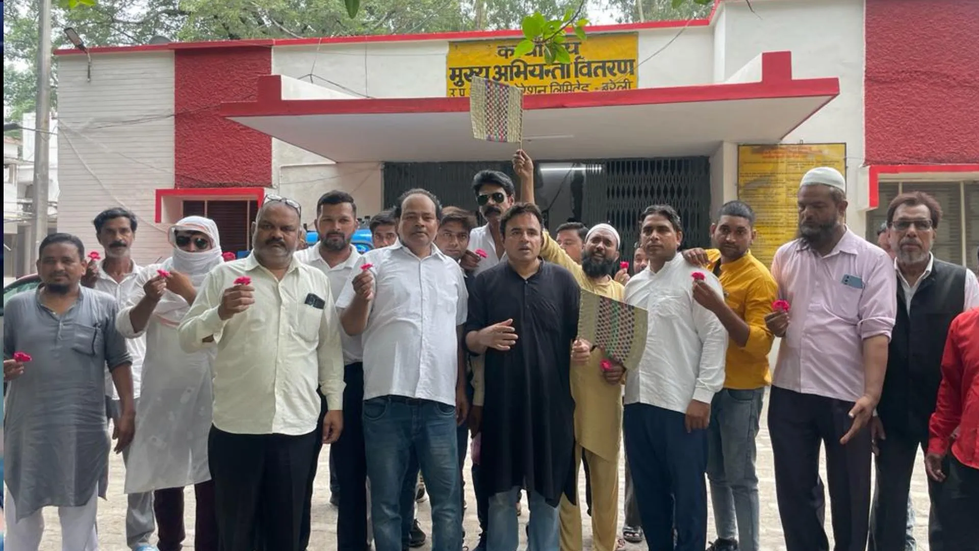 बरेली: बिजली कटौती पर समाजवादी पार्टी के पदाधिकारियों ने हाथों में फूल लेकर किया विरोध प्रदर्शन