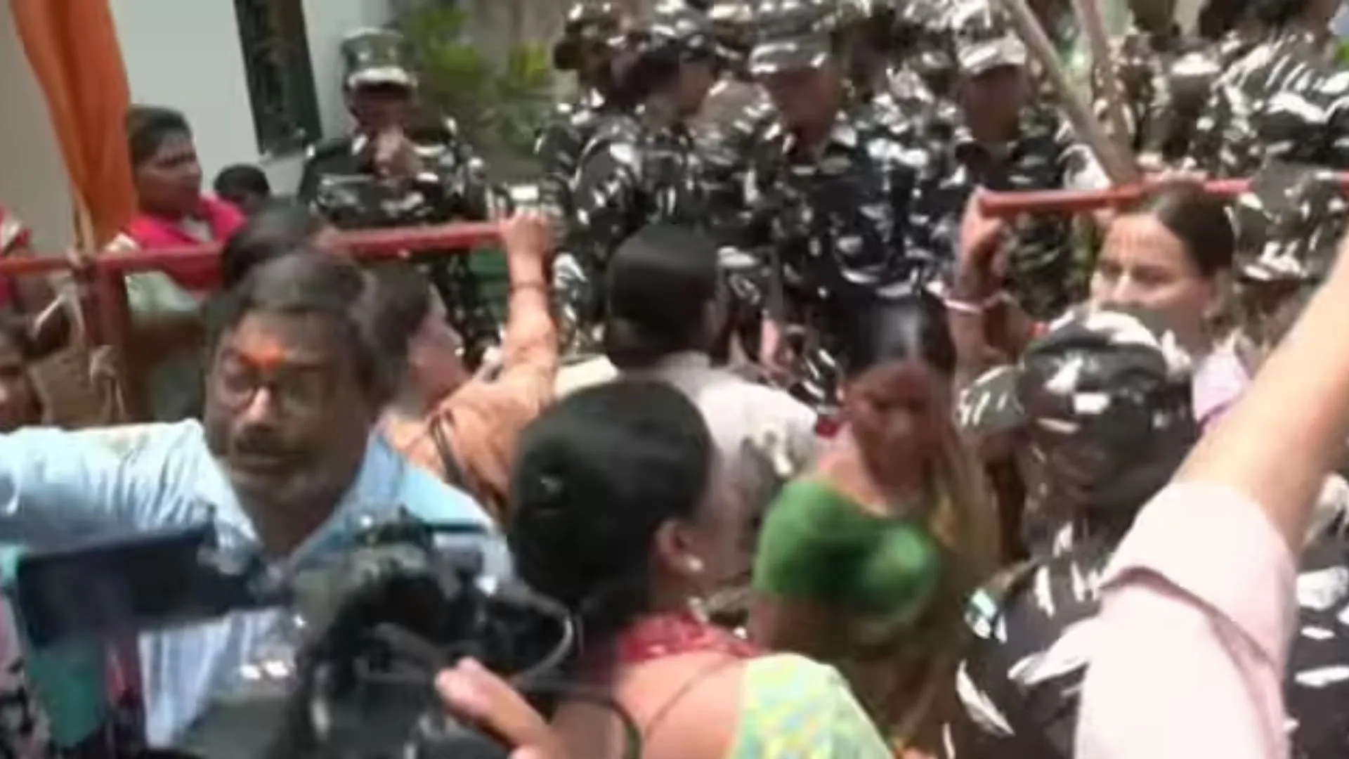 दिल्ली: शनि मंदिर के बाहर अवैध रेलिंग को तोड़ने पहुंचा प्रशासन, लोगों और सुरक्षाकर्मियों में झड़प